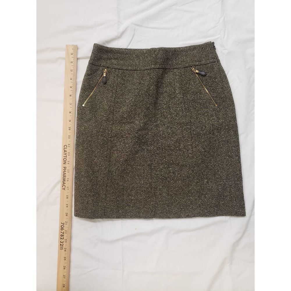 Ann Taylor size 4 Tweed type skirt. Brown/gray. 2 zip pockets. 20" waist to hem.